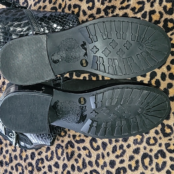 Vince Camuto black leather and suede boots. Size 5.5 - Picture 6 of 16